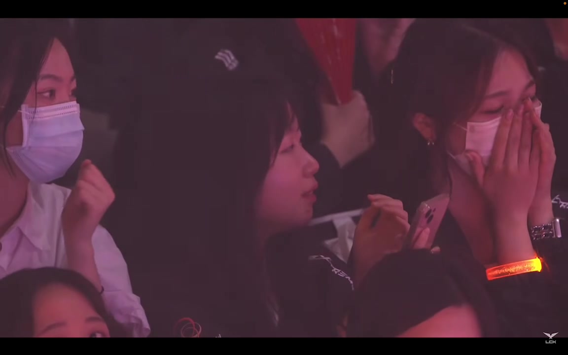 HLE下手太重直接打哭T1粉丝!观众席上美女粉丝眼泛泪光